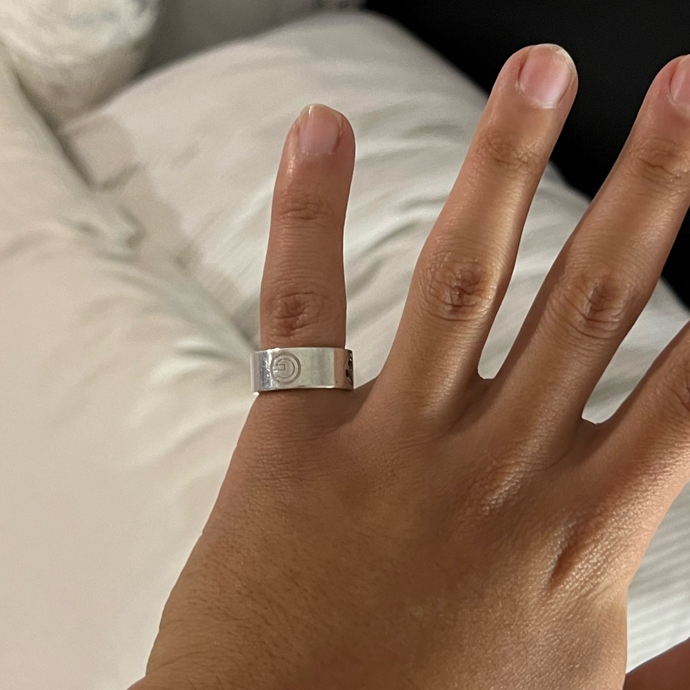 gucci ring size 7 silver comes with box and receipt